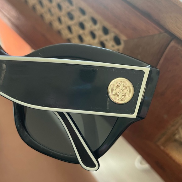 TORY BURCH CAT EYE SUNGLASSES GREAT CONDITION - Picture 7 of 12
